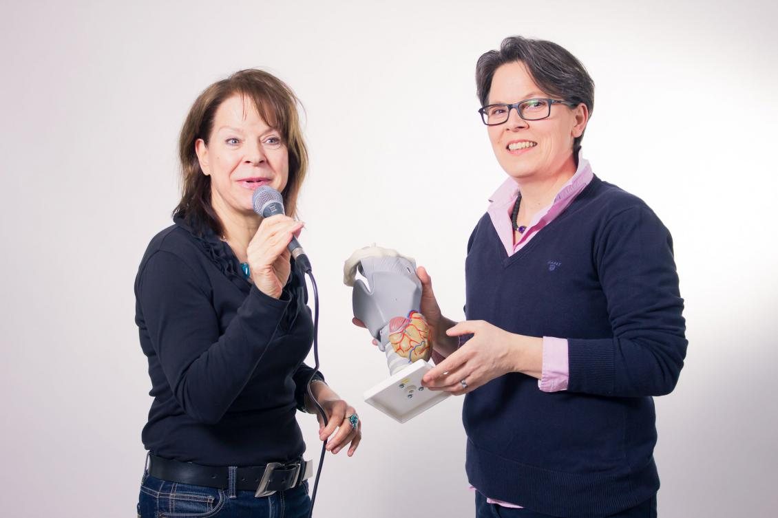 Nicole Iben und Susanne Vogt mit Mikrofon