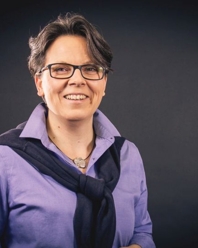 Nicole Iben, Logopädin, vor dunklem Hintergrund