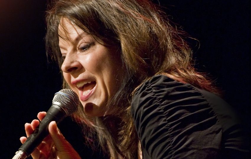 Susanne Vogt singt ausdrucksstark ins Mikrofon