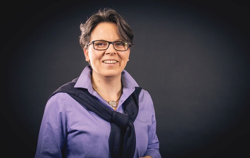 Nicole Iben vor dunklem Hintergrund