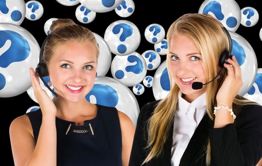 Zwei lächelnde Frauen mit Telefon-Headsets