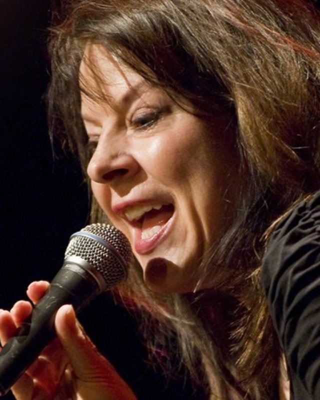 Susanne Vogt singt mit Mikrofon
